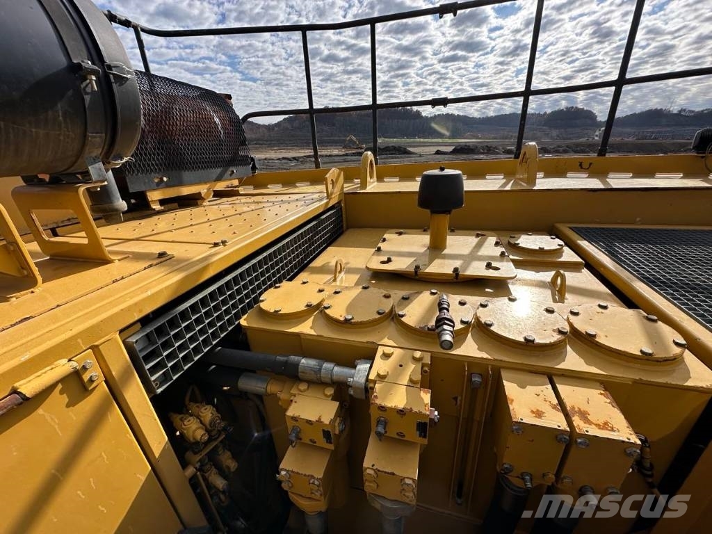 CAT 6015 Rupsgraafmachines