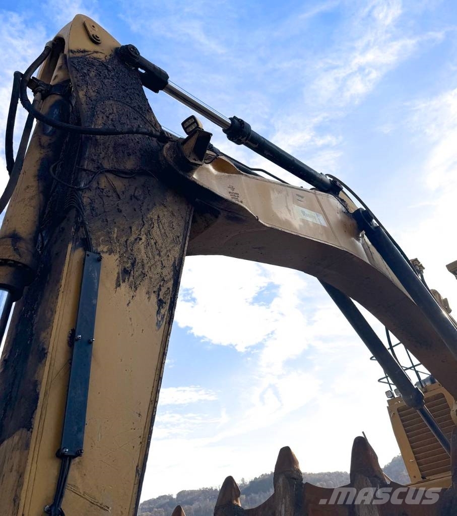 CAT 6015 Rupsgraafmachines