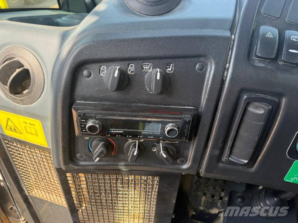Rokbak RA 30 ساحبات مفصلية