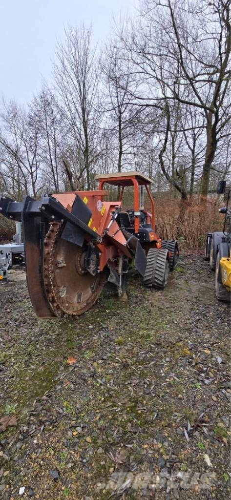 Ditch Witch RT 80 Quad 掘溝機