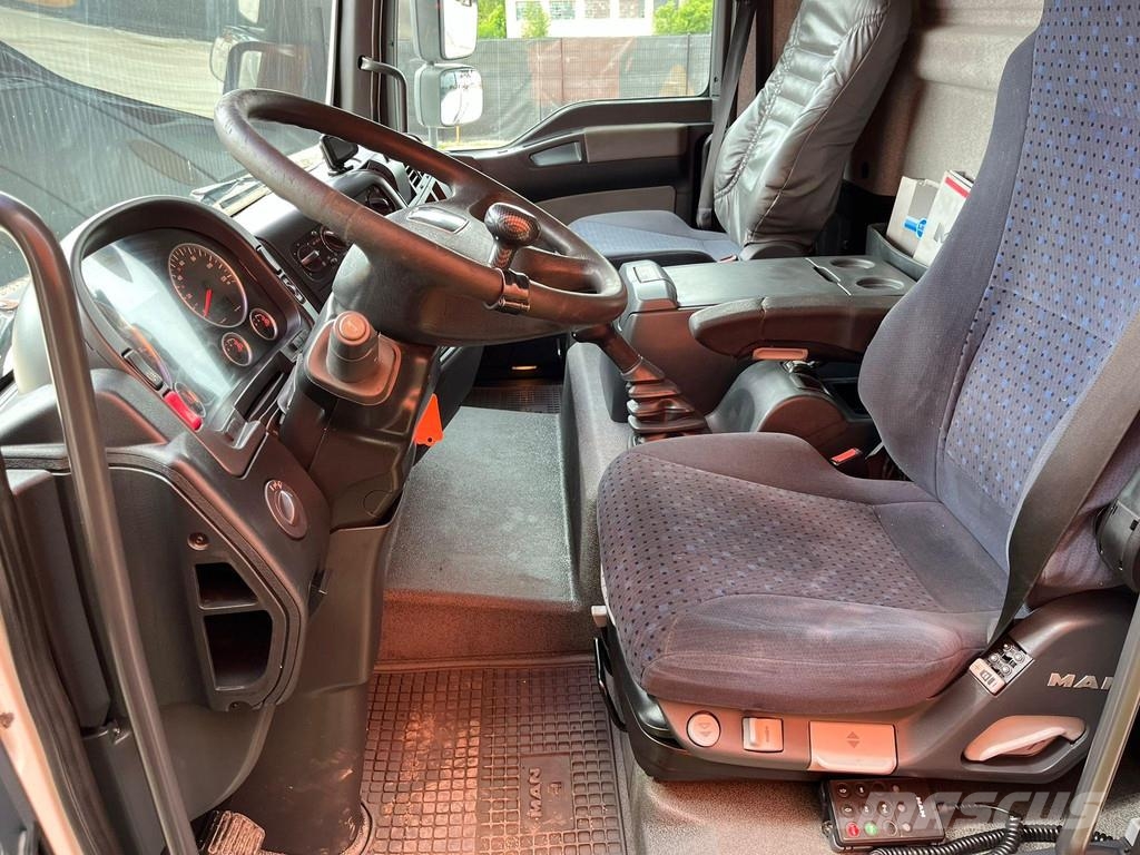 MAN TGL 8.180 4x2 PK 4200 YEAR 2013 / PLATFORM L=3710 Camioane cu macara
