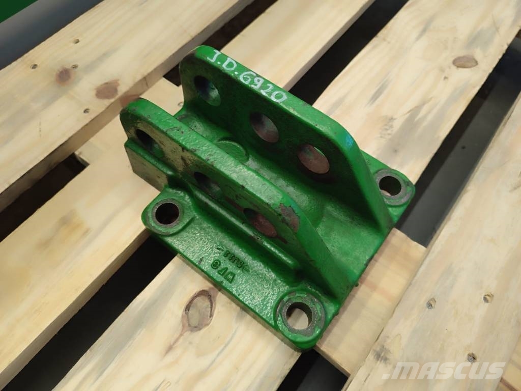 John Deere Central bolt hook R111555 John Deere 6920 Alváz és felfüggesztés