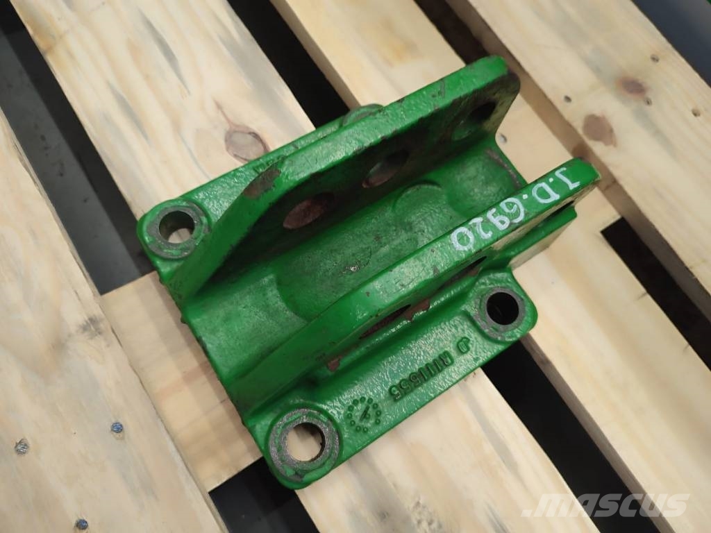 John Deere Central bolt hook R111555 John Deere 6920 Alváz és felfüggesztés