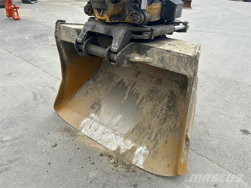 JCB JS160LC PYÖRITTÄJÄLLÄ Excavadoras sobre orugas