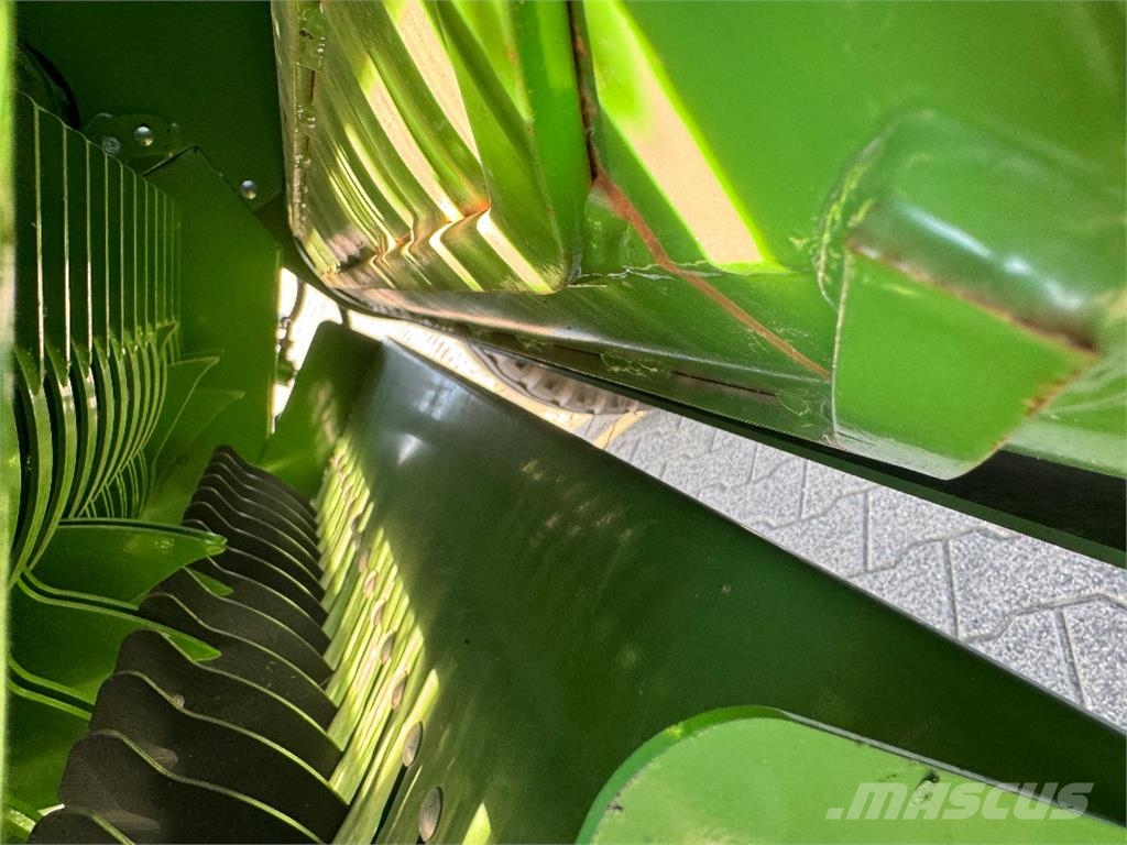 Krone Comprima F 125 XC محزمات مستديرة