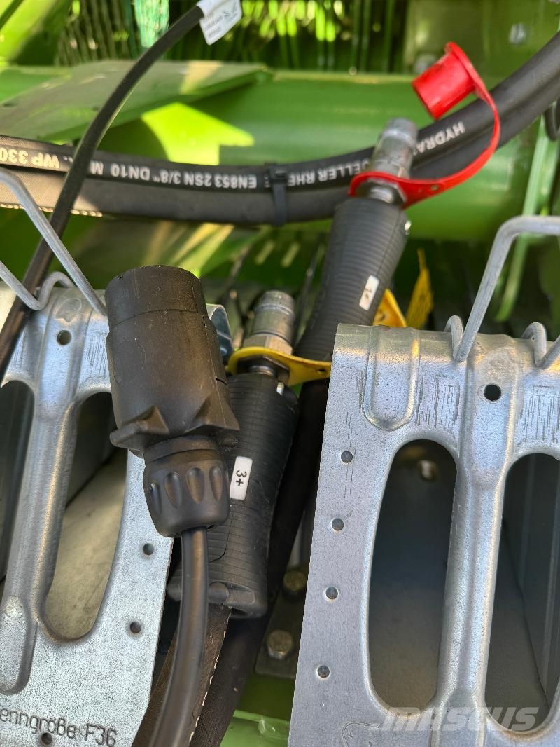 Krone Comprima F 125 XC محزمات مستديرة