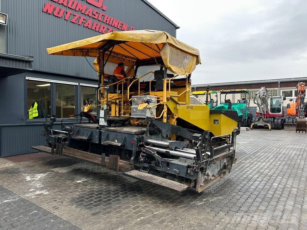 Demag DF 110 C Strassenfertiger