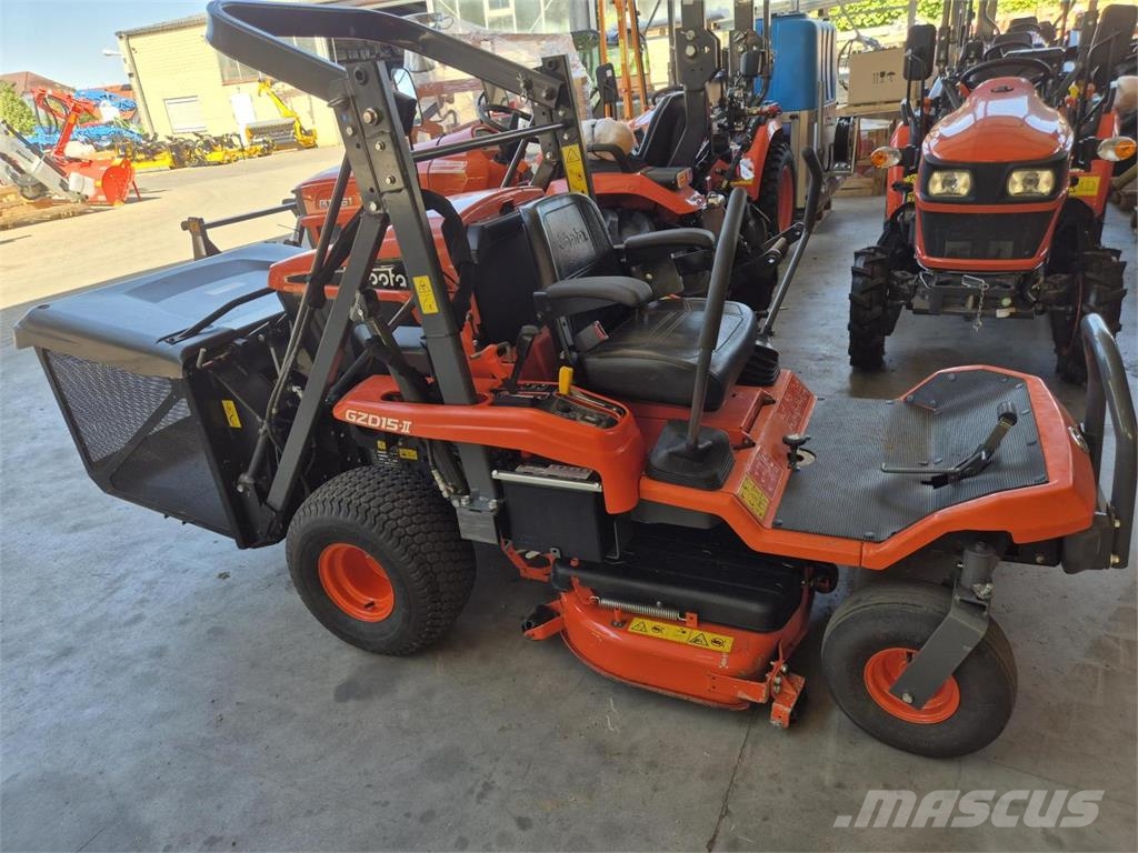 Kubota GZD15 HD-3 Zeroturn + Hochentleerung Tosaerba con operatore a bordo in piedi