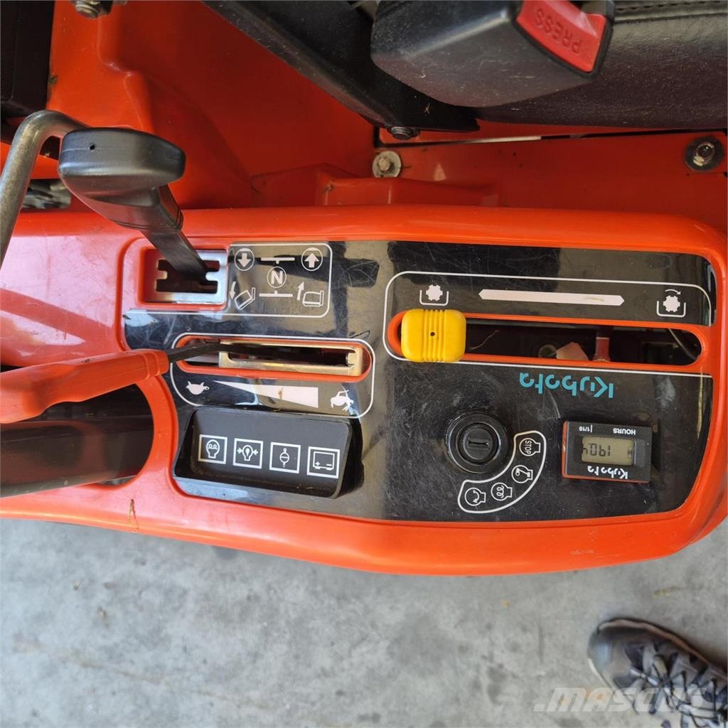 Kubota GZD15 HD-3 Zeroturn + Hochentleerung Tosaerba con operatore a bordo in piedi