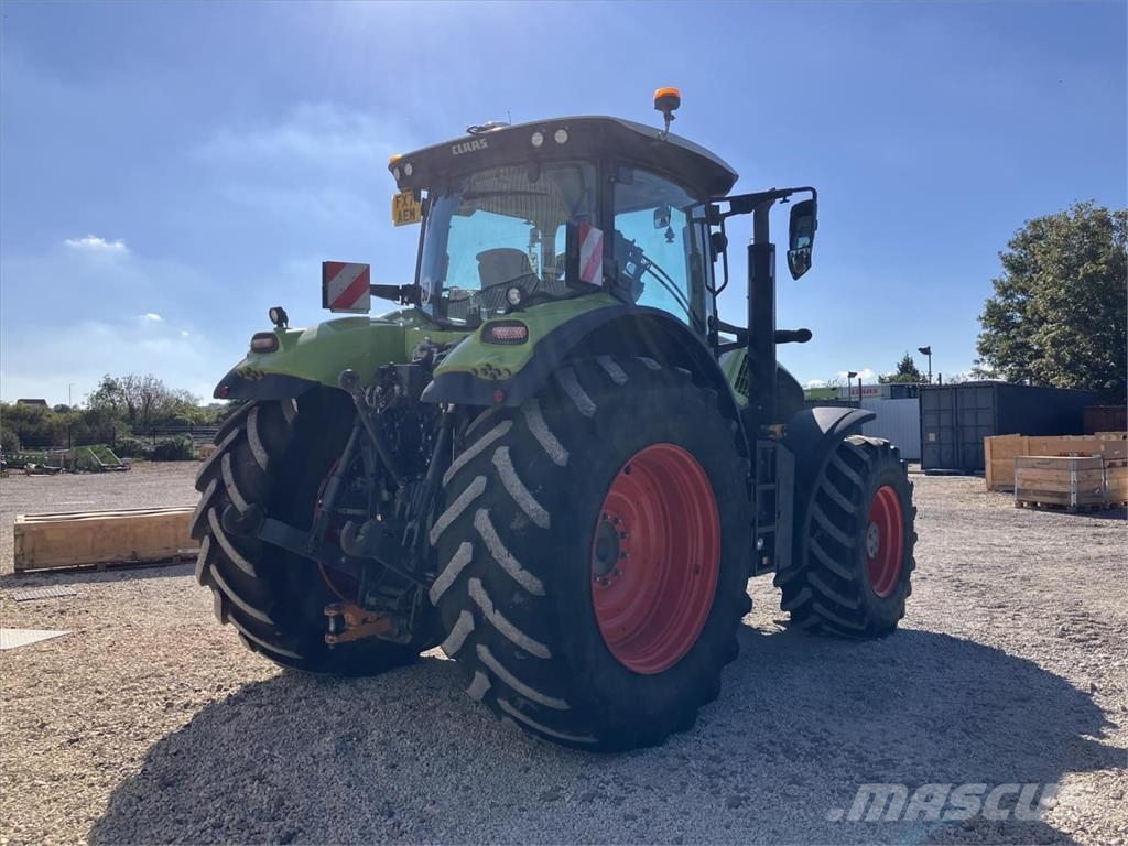CLAAS AXION 870 الجرارات
