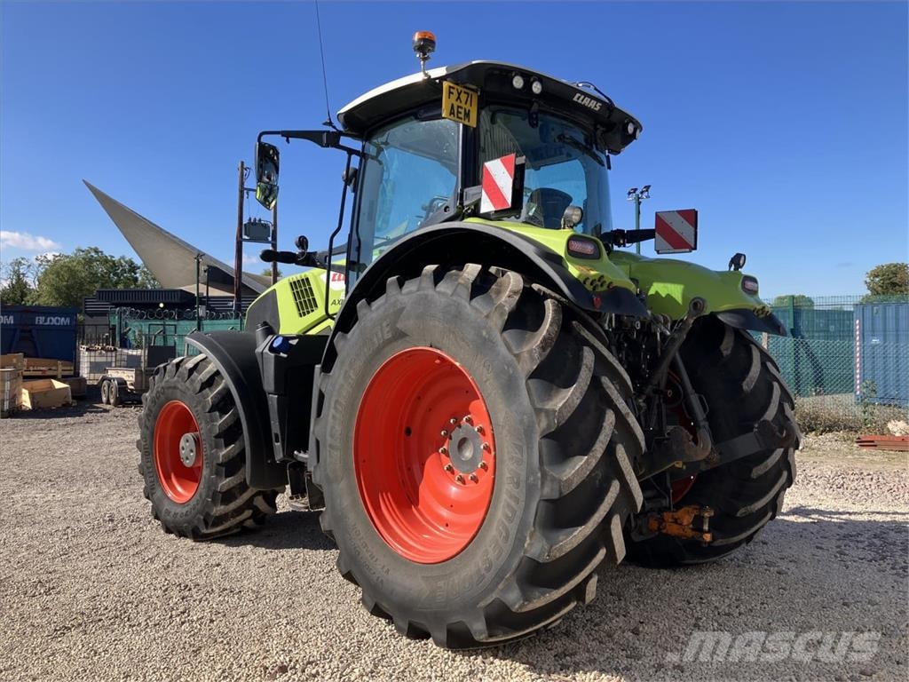 CLAAS AXION 870 الجرارات