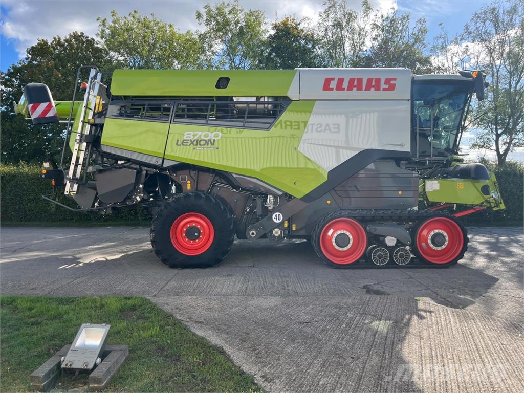 CLAAS LEXION 8700TT C/W CF1230 CONVIO FLEX CUTTERBAR (59 Combine harvesters