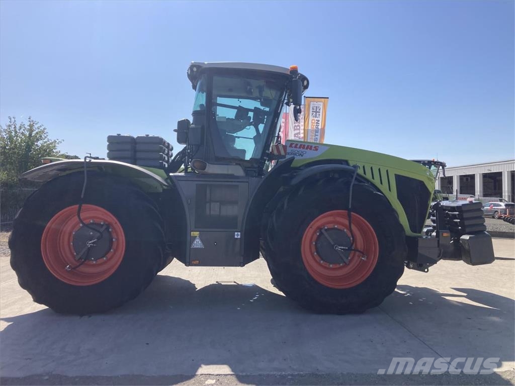 CLAAS XERION 5000 TRAC الجرارات