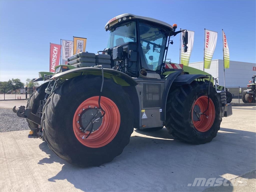 CLAAS XERION 5000 TRAC الجرارات