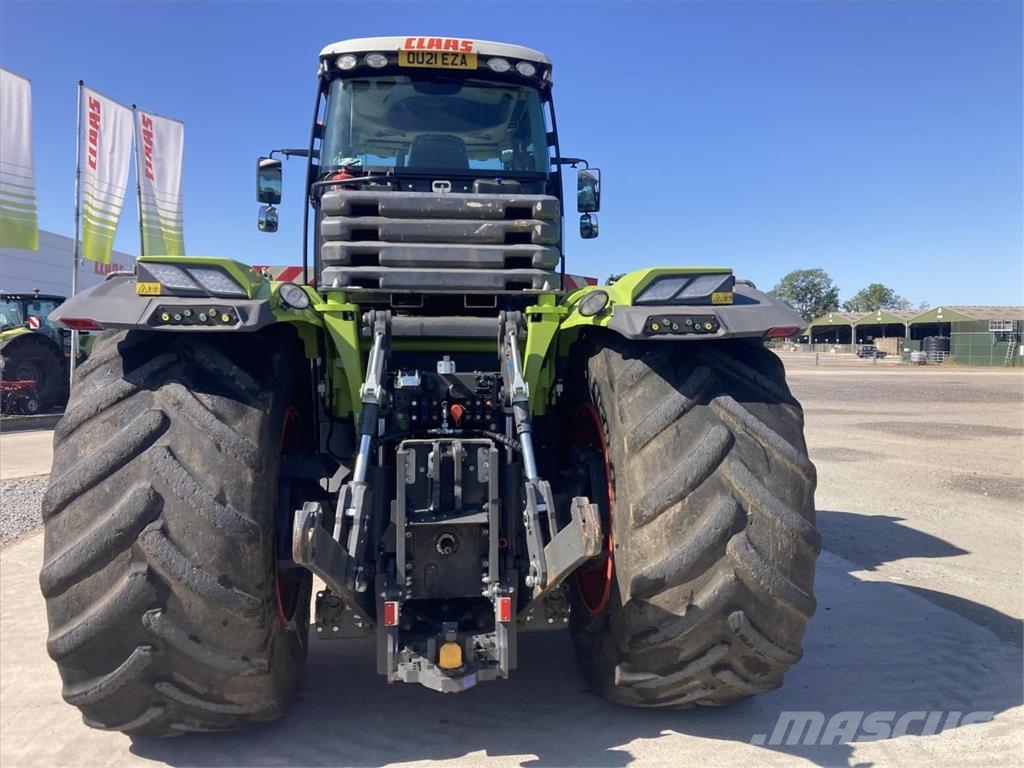 CLAAS XERION 5000 TRAC الجرارات