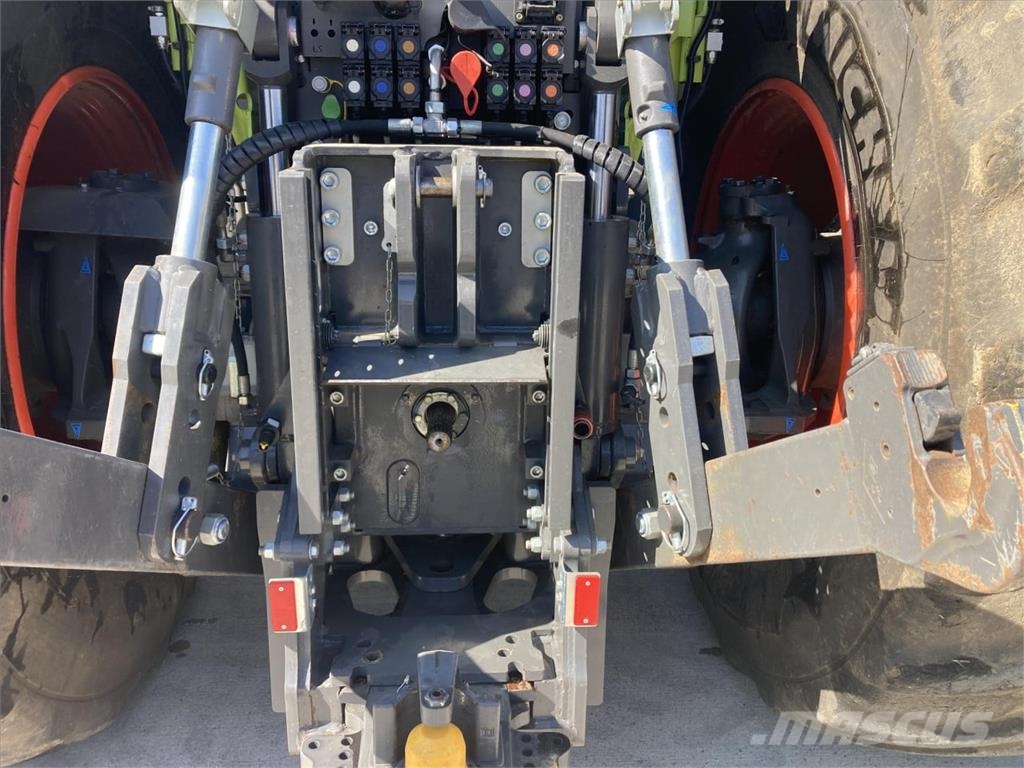 CLAAS XERION 5000 TRAC الجرارات