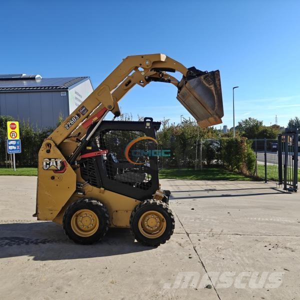 CAT 226D3 Iekrāvēji uz riteņiem