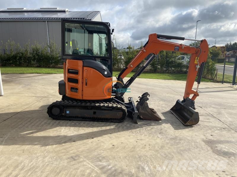 Hitachi ZX26U-6 CR حفارات بعجل