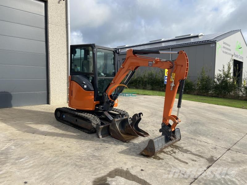 Hitachi ZX26U-6 CR حفارات بعجل