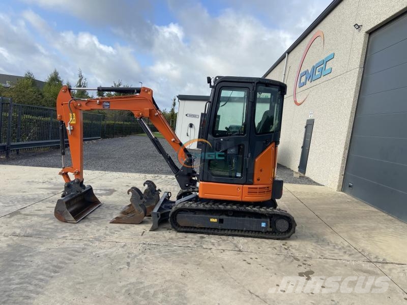 Hitachi ZX26U-6 CR حفارات بعجل