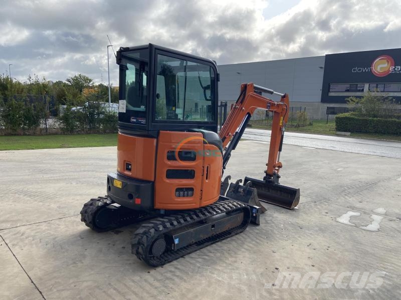 Hitachi ZX26U-6 CR حفارات بعجل
