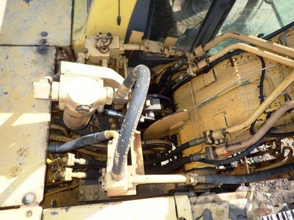 Komatsu PC 210-6K حفارات زحافة