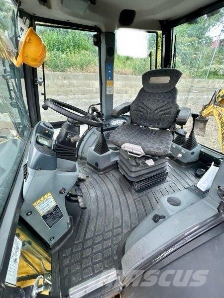 New Holland B100C Backhoe loaders