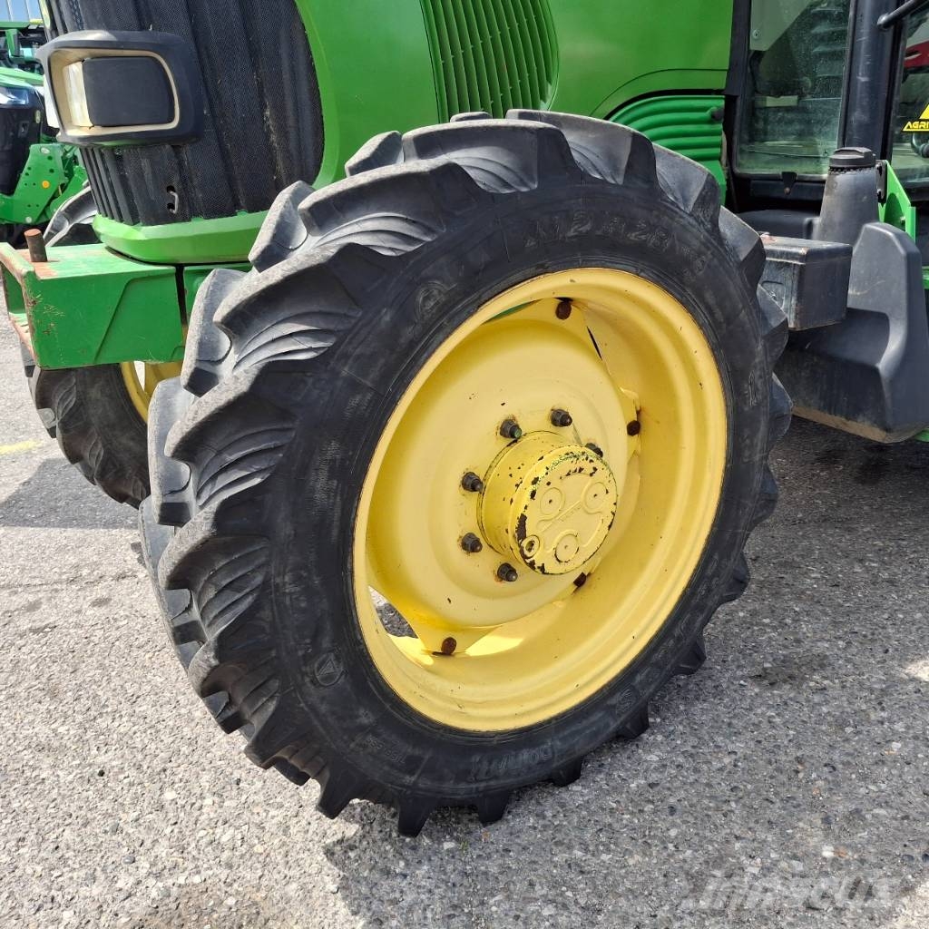 John Deere 5720 الجرارات
