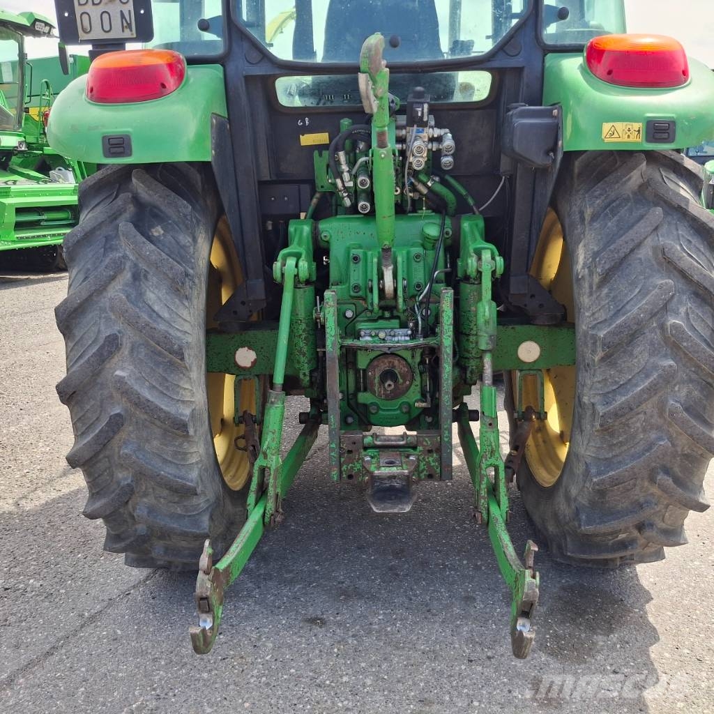 John Deere 5720 الجرارات