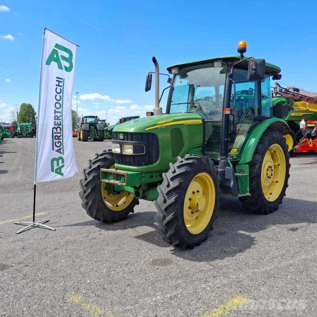 John Deere 5720 الجرارات