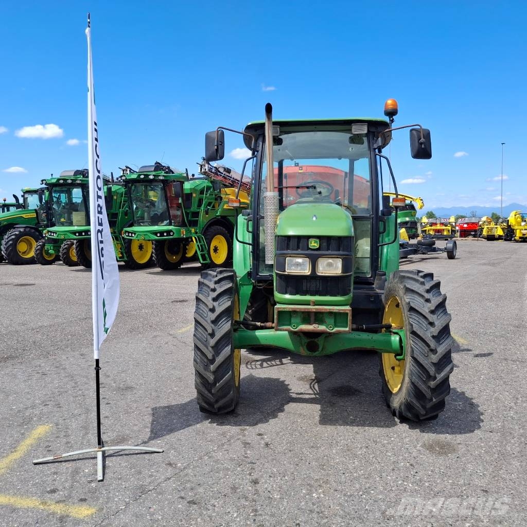 John Deere 5720 الجرارات