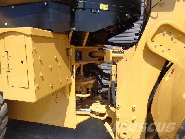 CAT 930M Naudoti ratiniai krautuvai