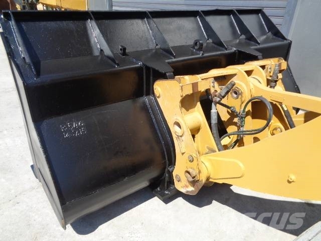 CAT 930M Naudoti ratiniai krautuvai