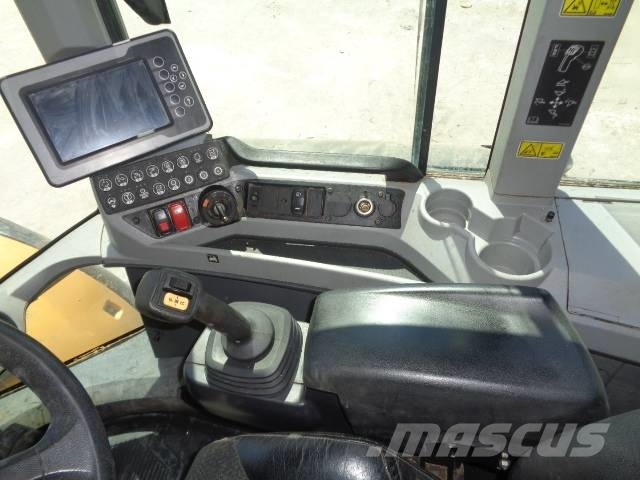 CAT 930M Naudoti ratiniai krautuvai