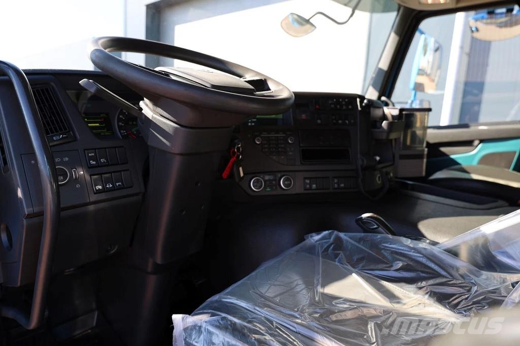Volvo FMX 540 8X4 3-side tipper with Palfinger PK34000-S A/T 크레인