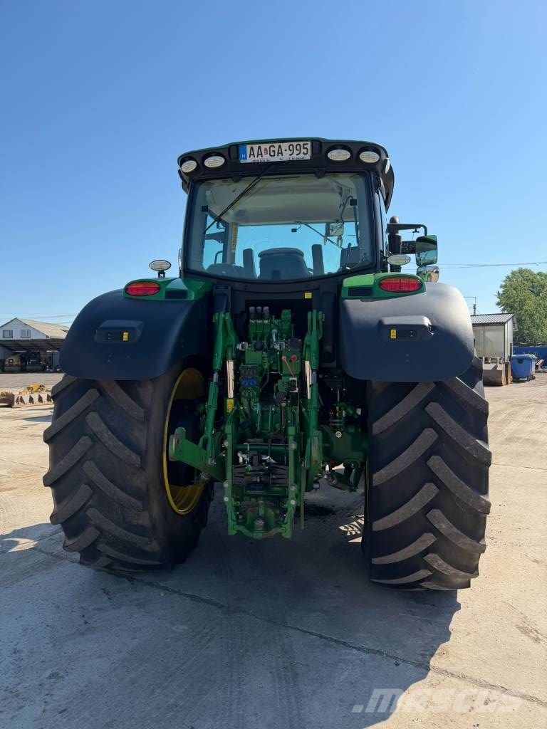 John Deere 6215 R الجرارات