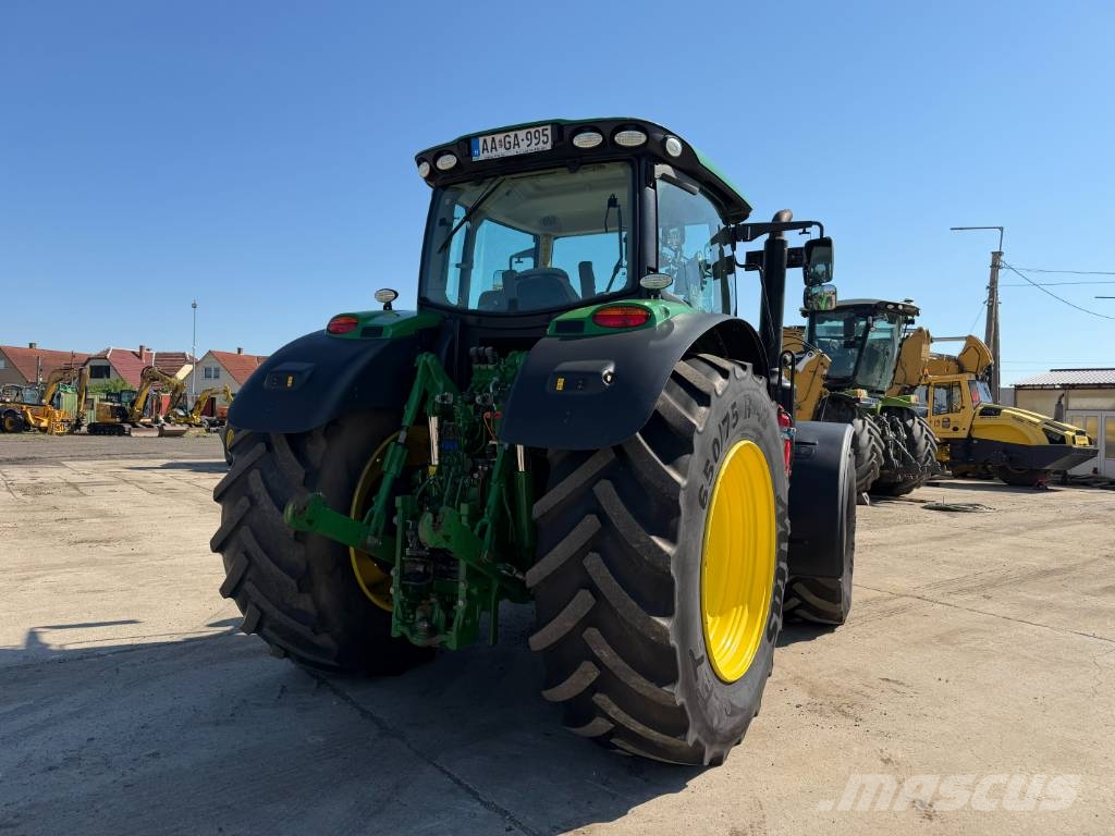 John Deere 6215 R الجرارات