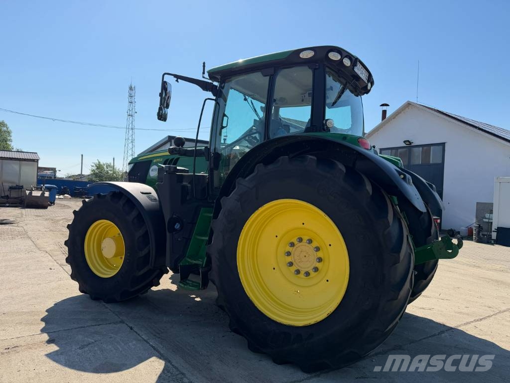 John Deere 6215 R الجرارات