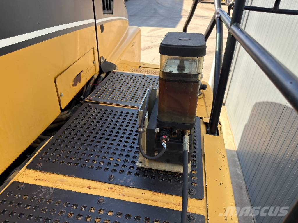 CAT 735 Knik dumptrucks