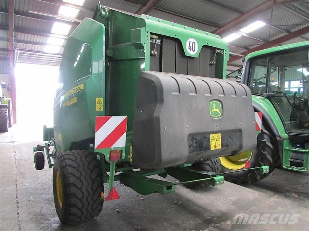 John Deere V 461M Ronde-balenpersen