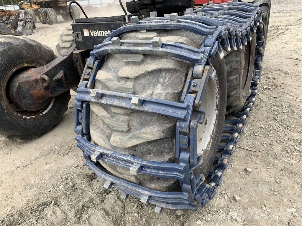 XL Traction Uni HD 650x26,5 STD double stud Lánctalpak, láncok és futóművek