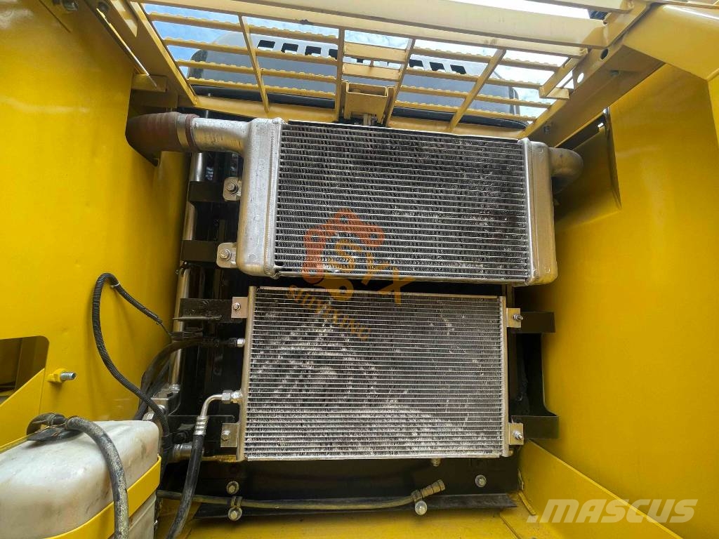 Komatsu PC 220-7 대형 굴삭기 29톤 이상