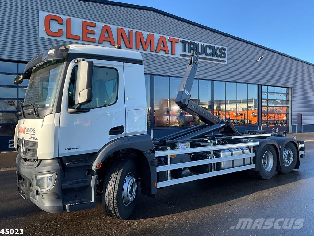 Mercedes-Benz Actros 2643 VDL 21 Ton haakarmsysteem Камиони с кран с кука