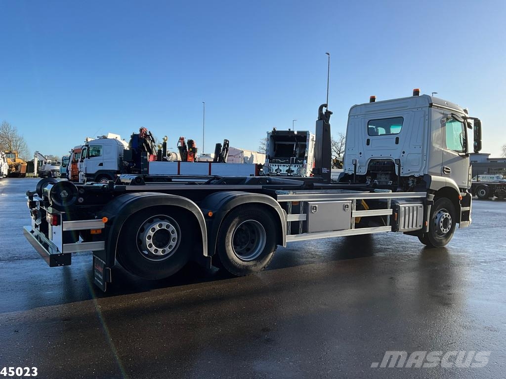 Mercedes-Benz Actros 2643 VDL 21 Ton haakarmsysteem Камиони с кран с кука