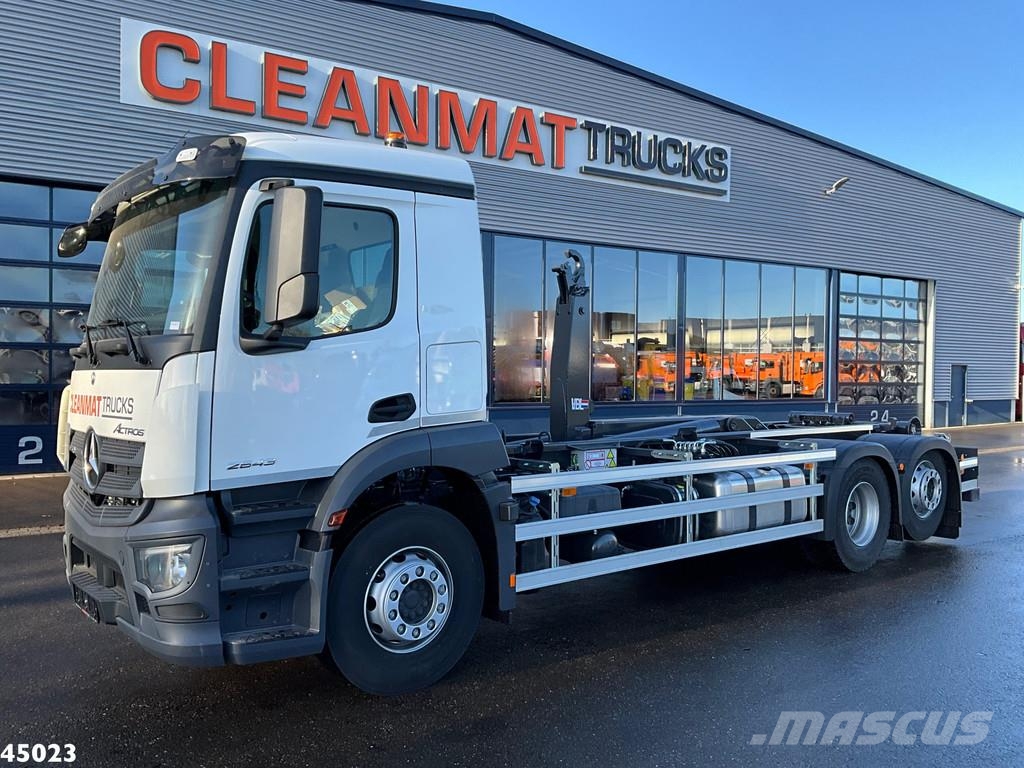 Mercedes-Benz Actros 2643 VDL 21 Ton haakarmsysteem Камиони с кран с кука