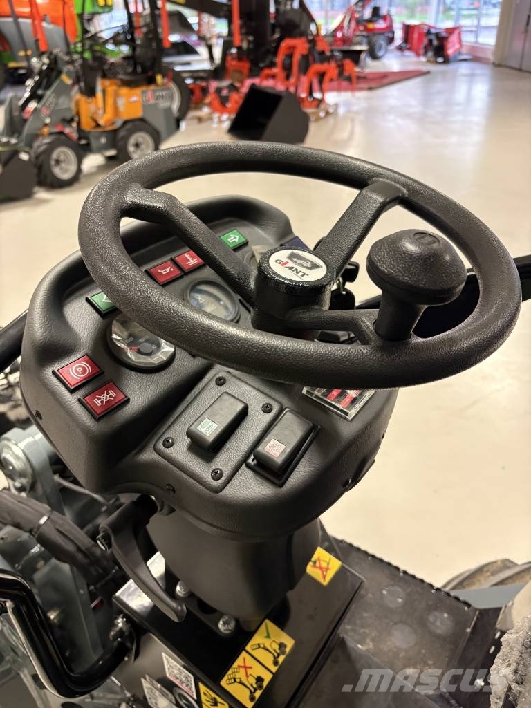 GiANT 1500 X-tra Višenamenski utovarivači