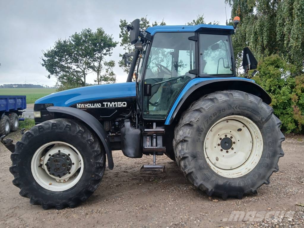 New Holland TM 150 med frontlift og RC gearbox Traktoren