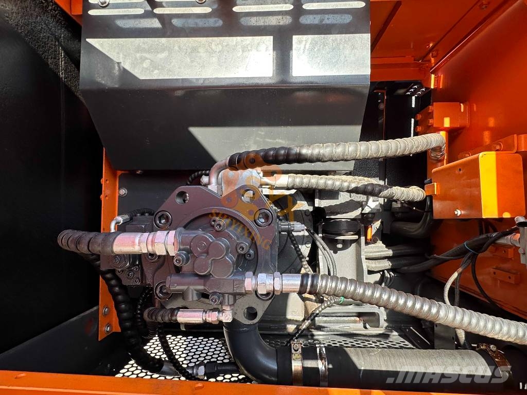 Doosan DX 225 LC Bagri goseničarji