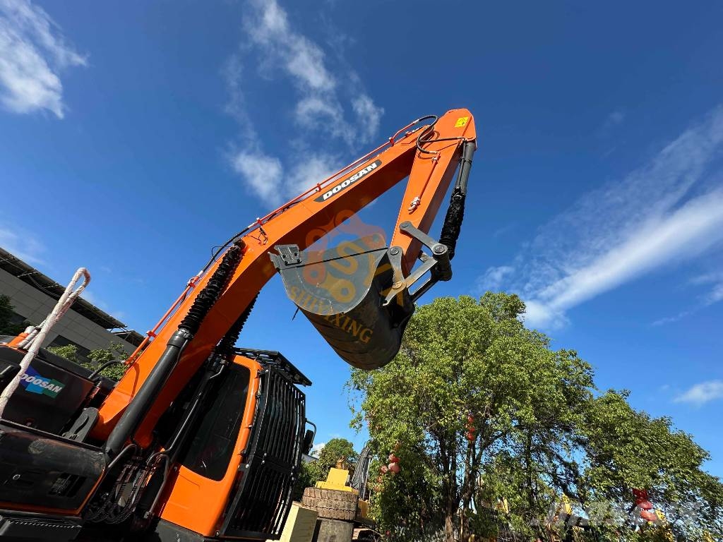 Doosan DX 225 LC Bagri goseničarji