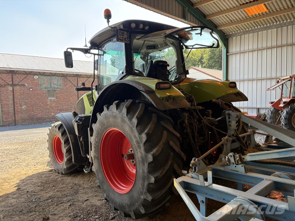 CLAAS AXION 810 Traktori